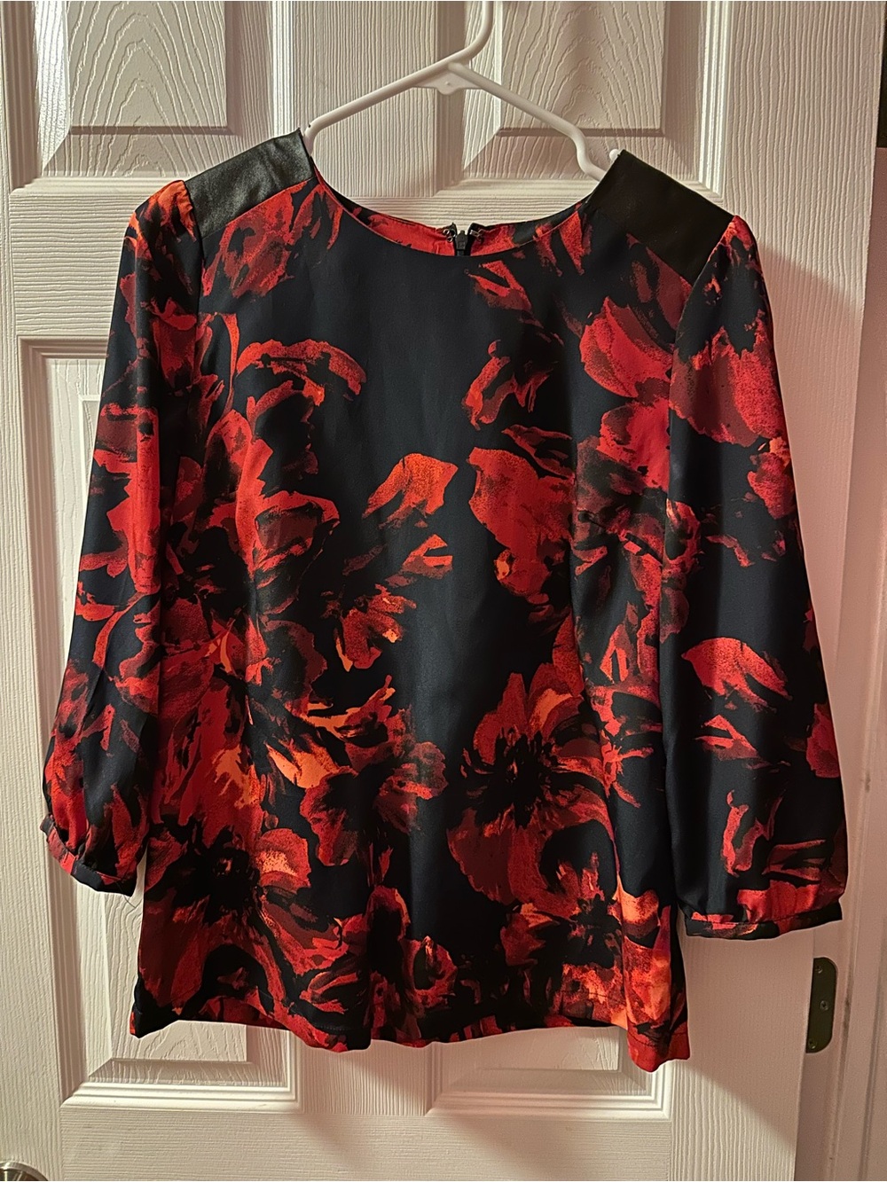 Merona Navy and Red Floral Print Blouse Size Small Faux Leather Shoulder